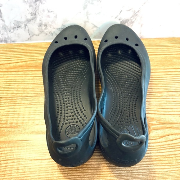Crocs Black Waterproof Flats Women’s Size 8 - Picture 4 of 6